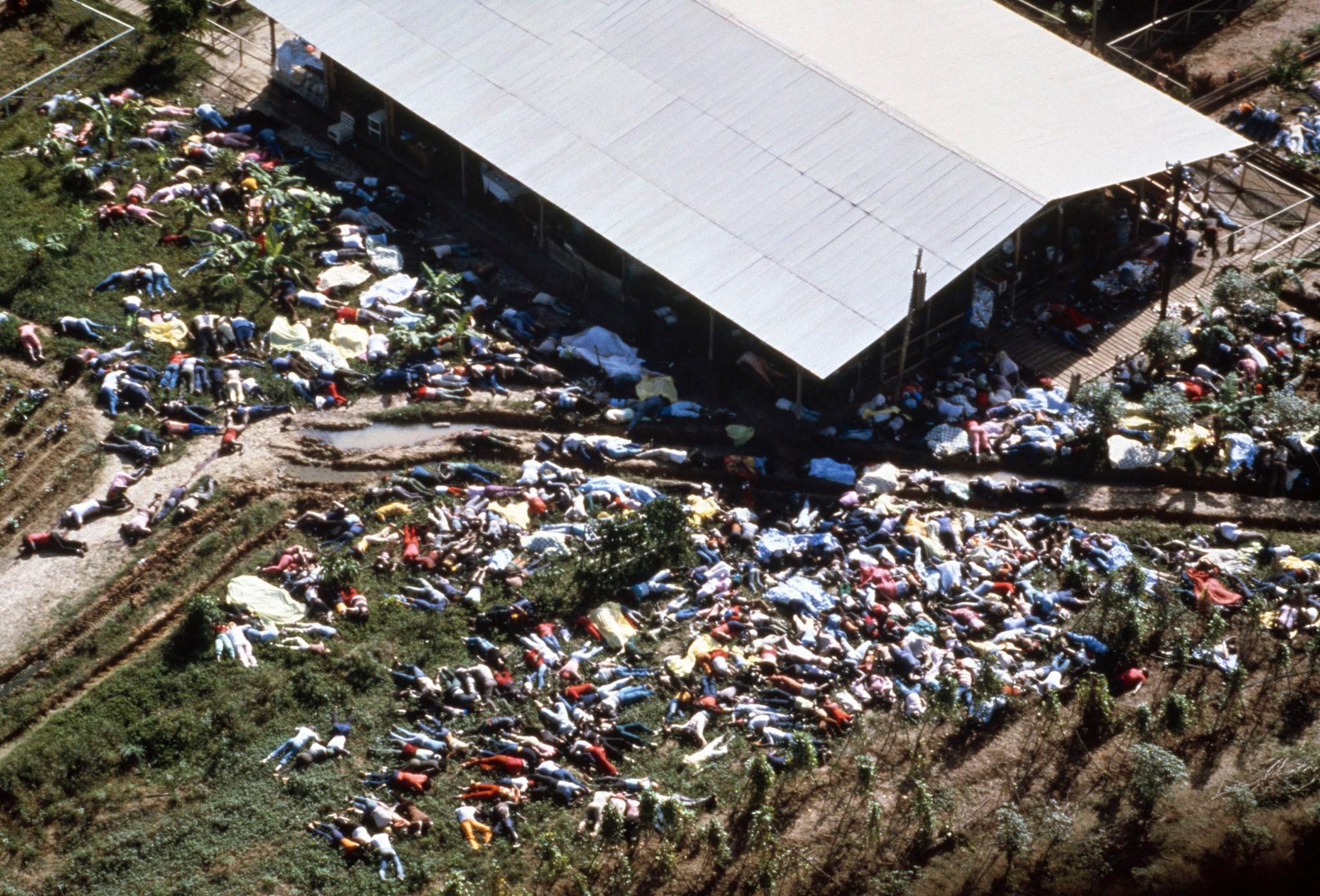 Самоубийство сектантов произошло 18 ноября 1978 года в Гайане, где переселившиеся из США адепты "Народного храма" основали поселение, известное как "Джонстаун" – по имени основателя и руководителя секты Джима Джонса.