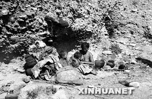 Так жили рабы тибетских лам. Слева скарб, справа само семейство