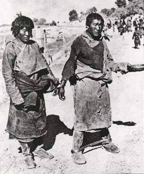 Скованные по двое рабы на Тибете