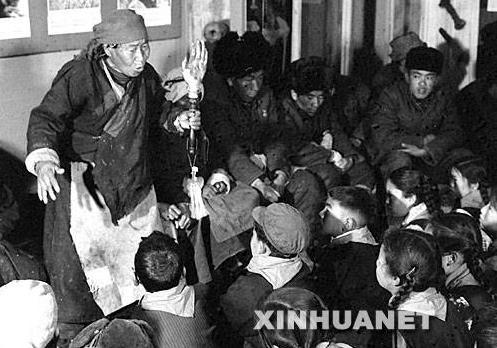 Тибетская рабыня держит руку мужа, отрубленную перед тем, как его похоронили заживо
