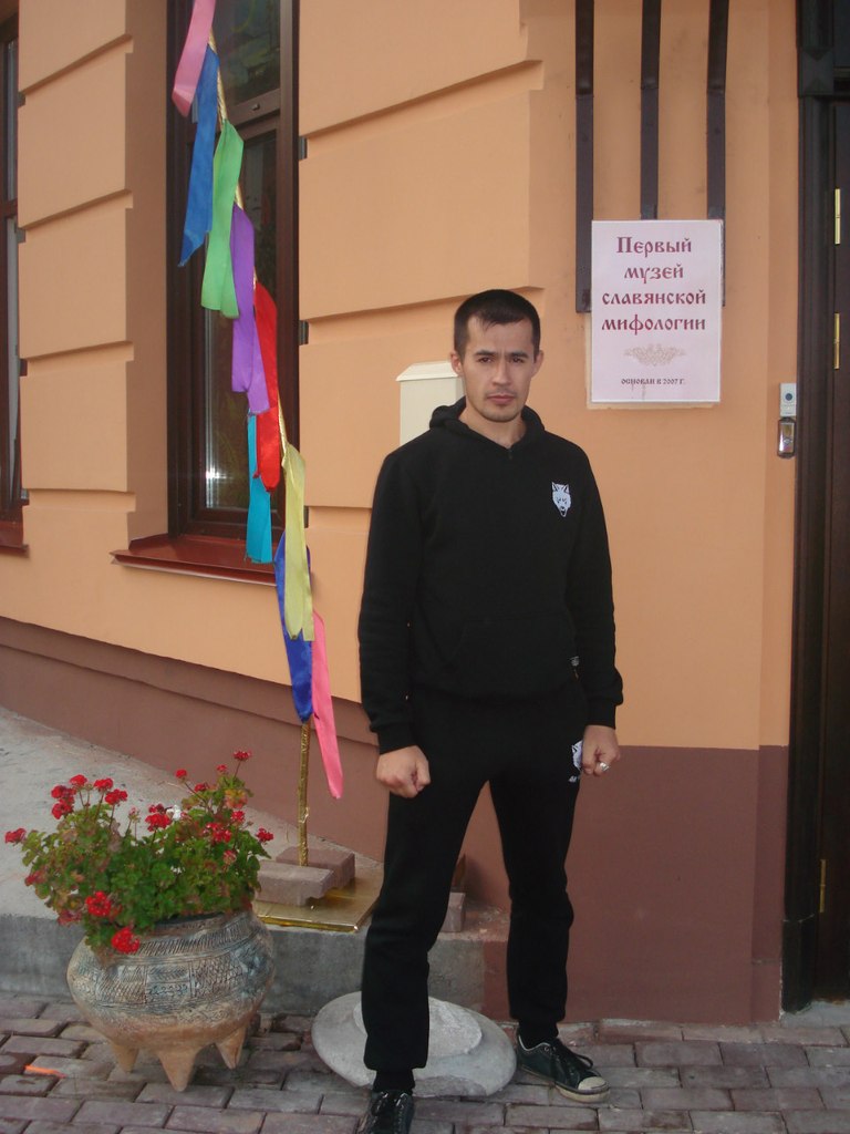 Постоянный посетитель Музея славянской мифологии и неоязычник Денис Литвинов, двукратно судим по статье 282 УК РФ (разжигание ненависти)