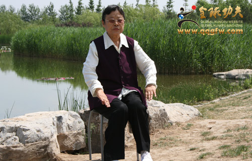 Первым преподавать цигун в парках начала Гуо Линь (郭林 Guo Lin) в начале 70-х.