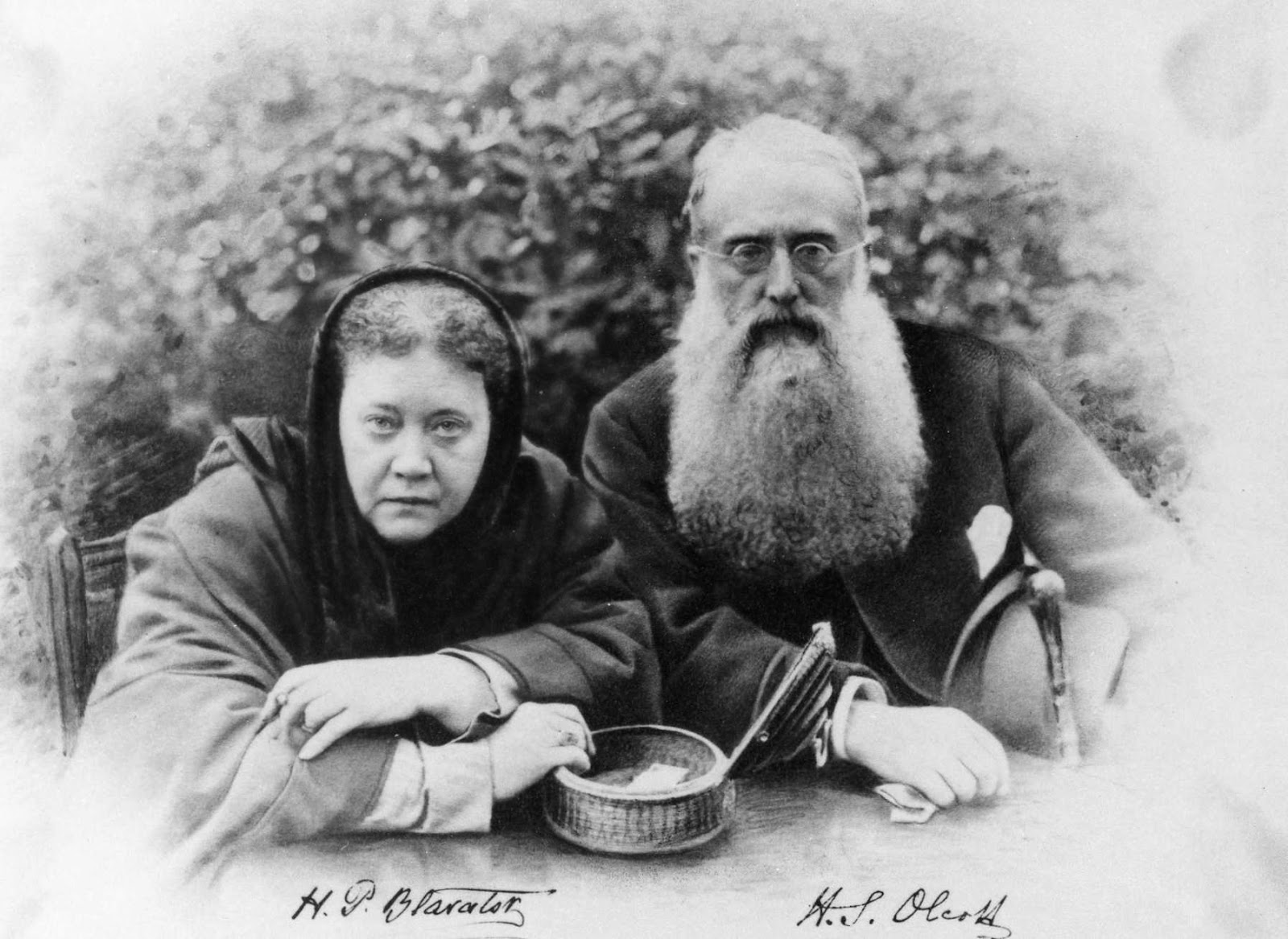 Елена Блаватская и Генри Олкотт в 1888 году 
