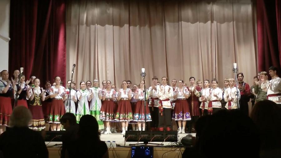Воспитанники лицея Михаила Щетинина, кадр с видеозаписи одного из школьных концертов Школа Щетинина