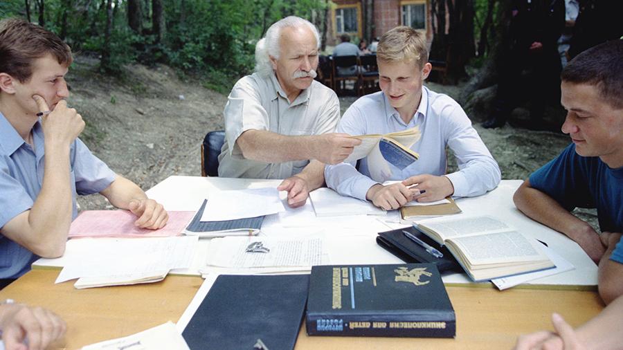 Михаил Щетинин преподает учащимся своего лицея, начало 2000-х