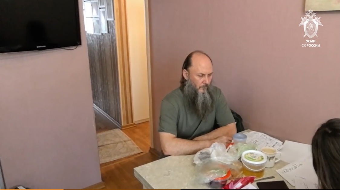 Юрий Гончаров помогал похищению девочек. Он на допросе в квартира в Подмосковье, куда сбежала мать с двумя дочерьми перед отправкой в секту