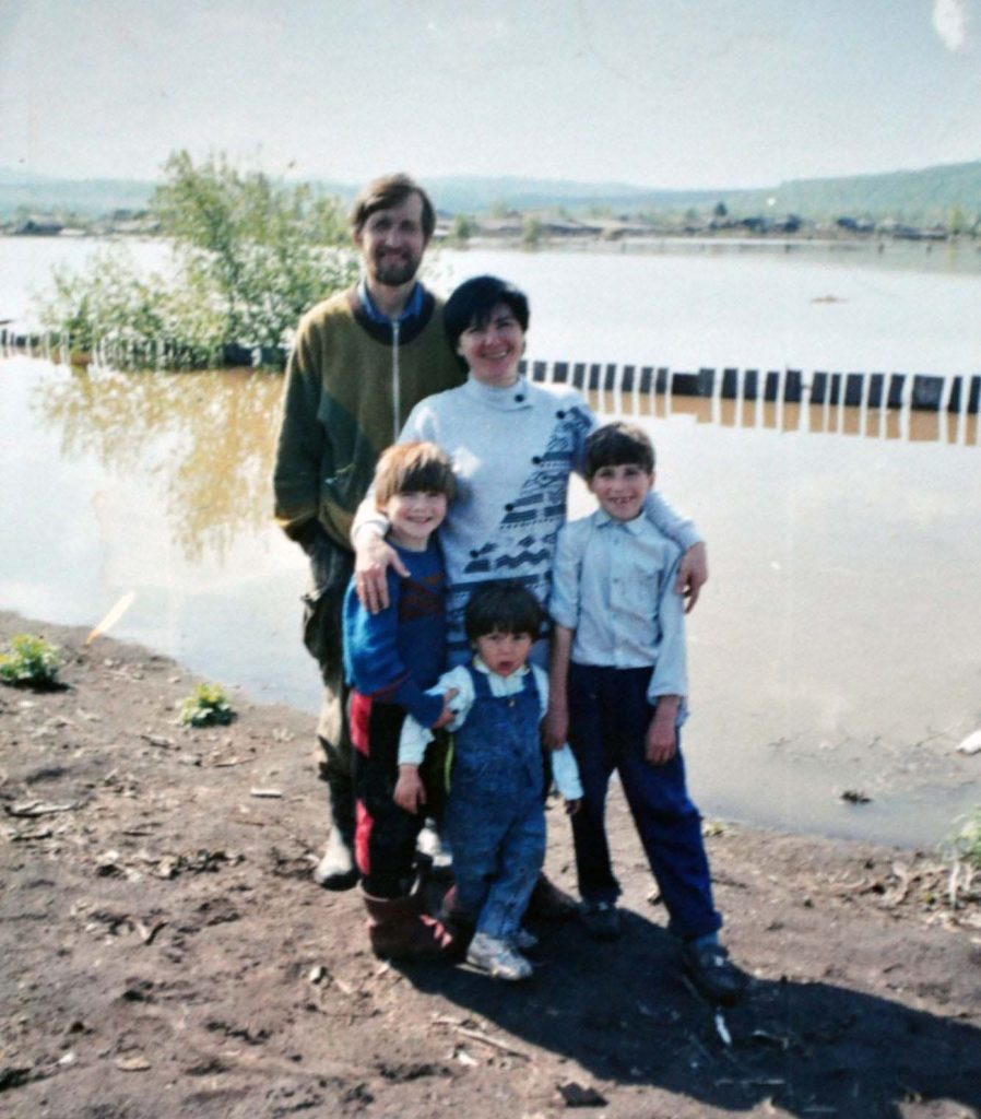 Елена и Алексей с детьми Фото: из личного архива Елены Мельниковой