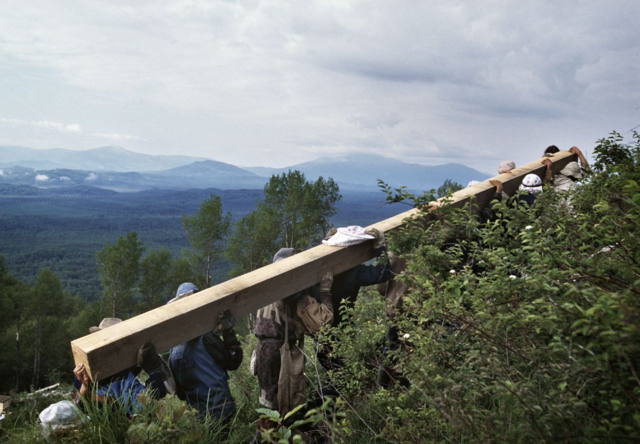 Июнь 1996 года, Красноярский край.Последователи строят дом Виссариона на горе Сухой