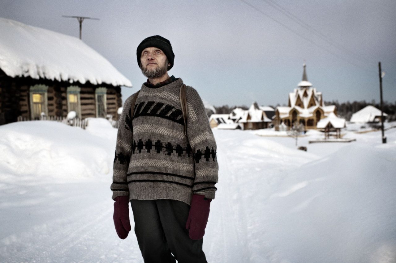 Январь 2011 года, Красноярский край. Последователь возле храма Виссариона в деревне Петропавловка Курагинского района