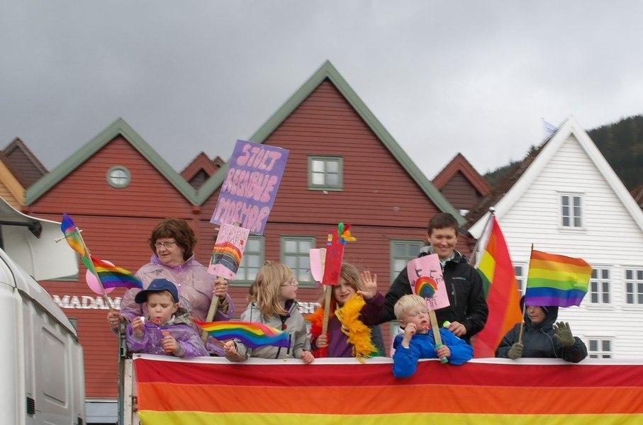 Город Берген, Норвегия. Май 2012 года. Маленькие дети участвуют в гей-парадике. Есть подозрение дети совсем не понимают для чего они вышли, и для чего их используют...