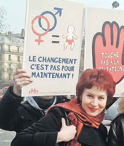 Дарья Асламова встала в ряды протестующих в Париже