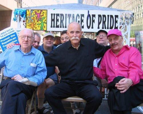 Джордж Вайнберг (справа) с лидерами "ЛГБТКИАП+"-движения Френком Камени и Джеком Никольсом во время "ЛГБТКИАП+" демонстраций в Нью-Йорке (2004)
