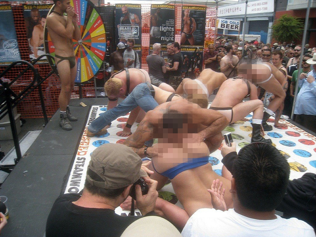 Досуг "геев" на уличной ярмарке "Фолсом-Стрит": игра в "Голый Твистер"