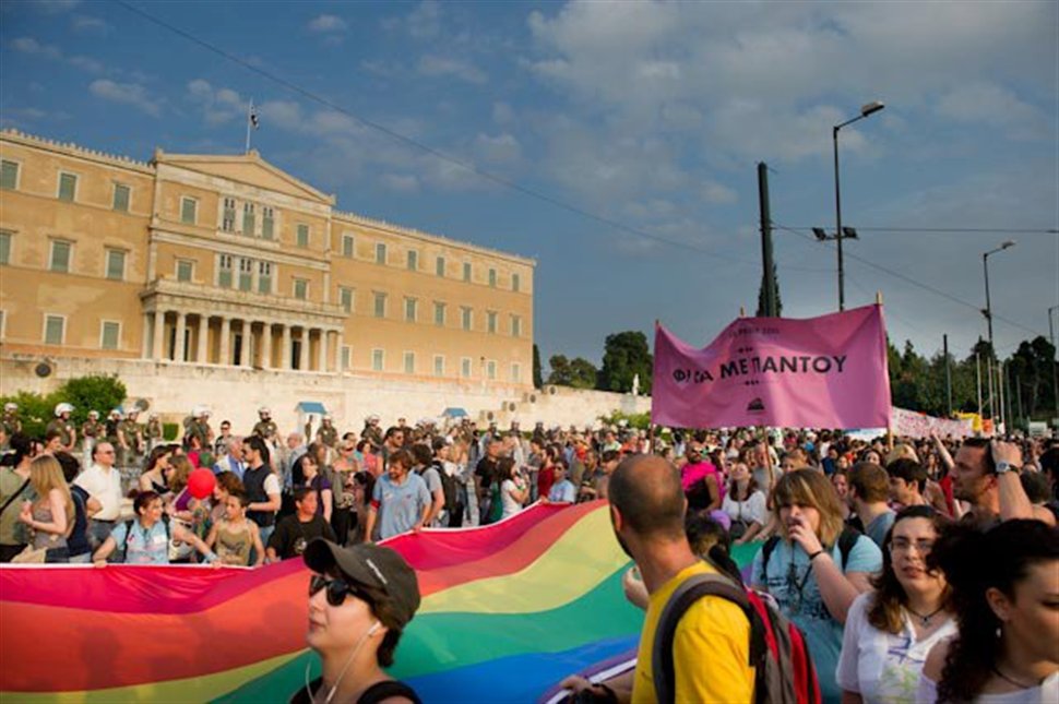 Греческий парламент принял законопроект, позволяющий гомосексуальным парам вступать в гражданский союз, сообщают западные СМИ. "За" проголосовали 193 законодателя из 249 присутствовавших, "против" - 56.