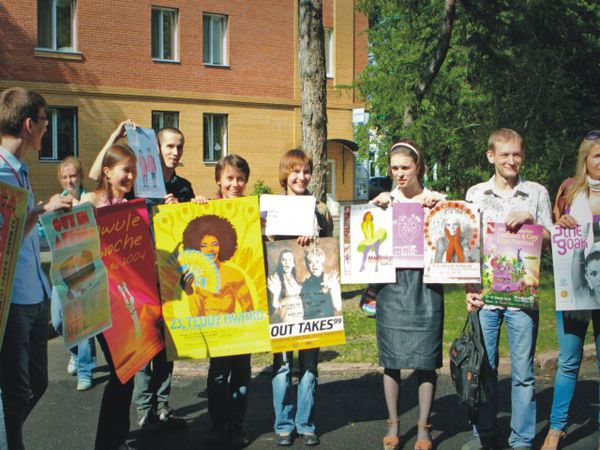 Томские молодые содомиты во время кинофестиваля "Бок о бок" в Томске летом 2011 года. Что-то мне подсказывает, они быстро станут гостями домов терпимости от Минрегиона